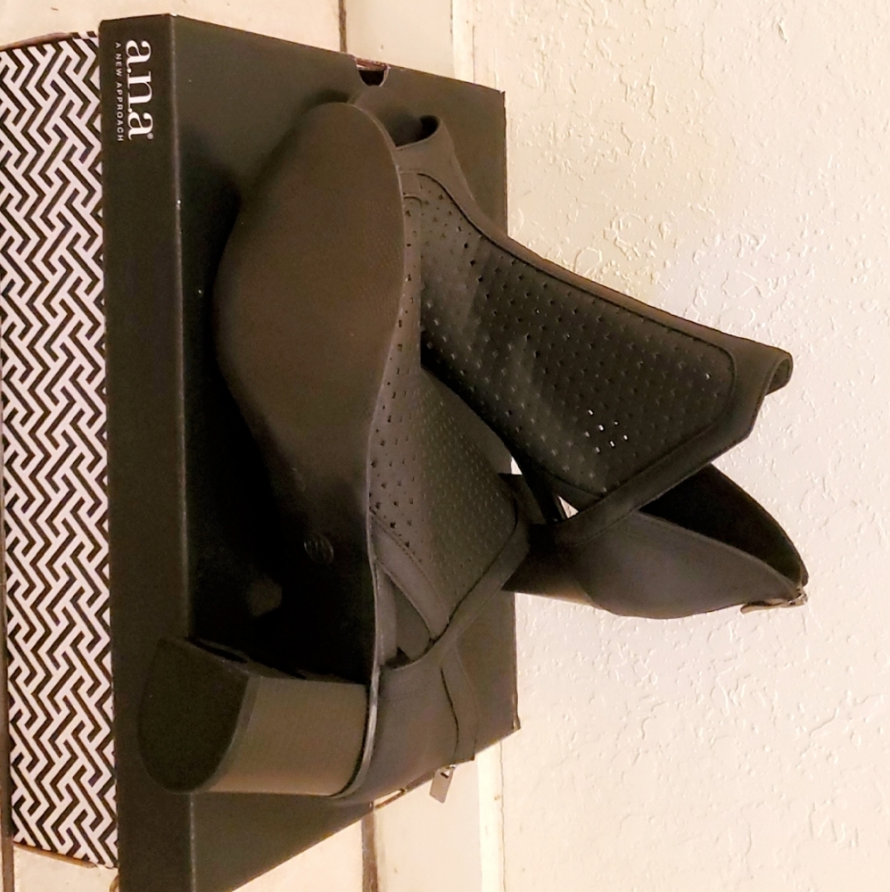 Open toe black booties - Picture 2 of 2